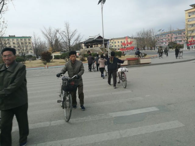 Pyörä pitää lain mukaan taluttaa tien yli ja jos ei ole ylityspaikkaa, niin kantaa ali.