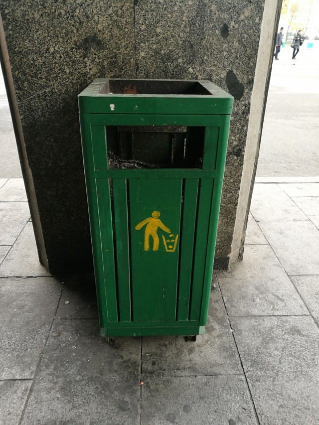 Käsityö on Pohjois-Koreassa edelleen arvossaan. Jopa roskisten merkit on käsin maalattu.