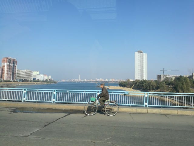 Pyöräilijä. Pohjois-Korea. Pyongyang.