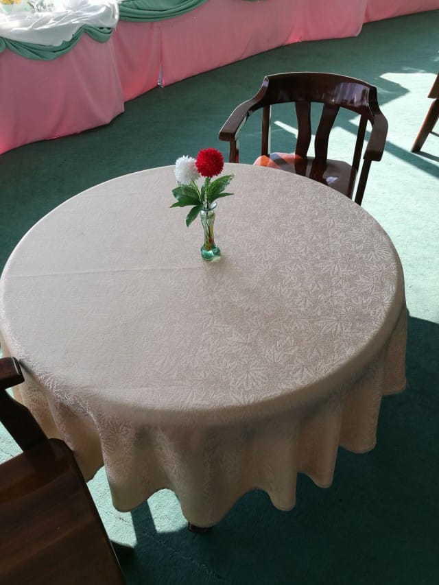 Kaunis muovikukka ja kunnon puupenkki.