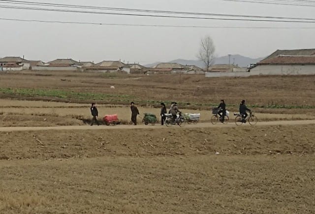 Maaseudulla kuljetukset hoidetaan hiekkateitä pitkin kärryillä ja polkupyörillä.