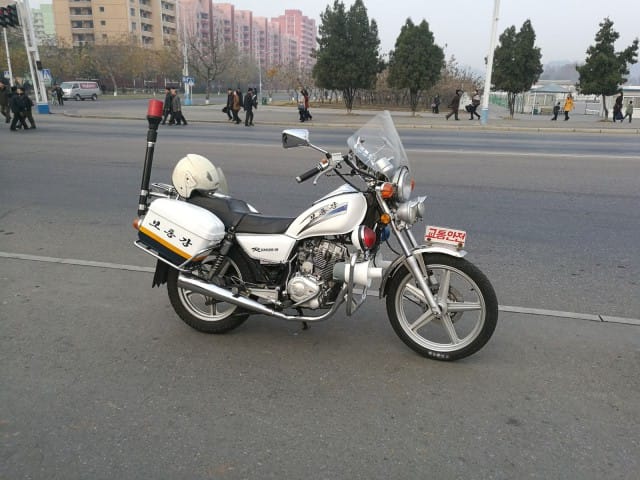 Upouudet moottoripyörät ovat ilmestyneet viime vuosina katukuvaan. Näitä saa kuvata ja siksi ne ovatkin näyttävästi esillä. Kiilloitettuna.