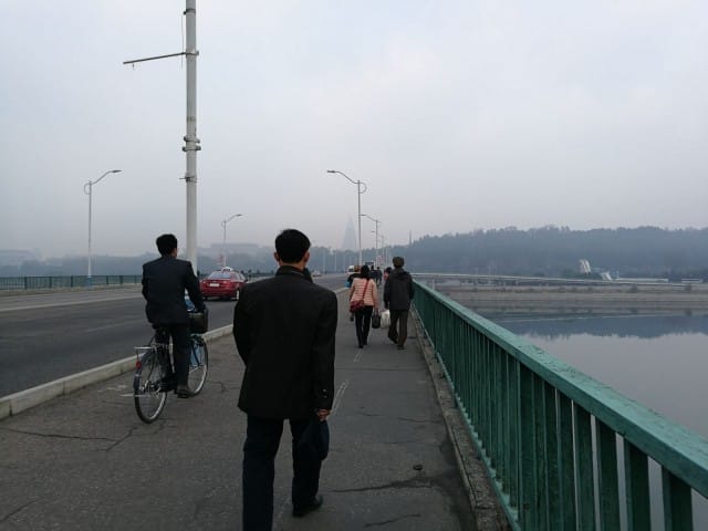 Aamun liikennettä. Pyongyang. North-Korea.