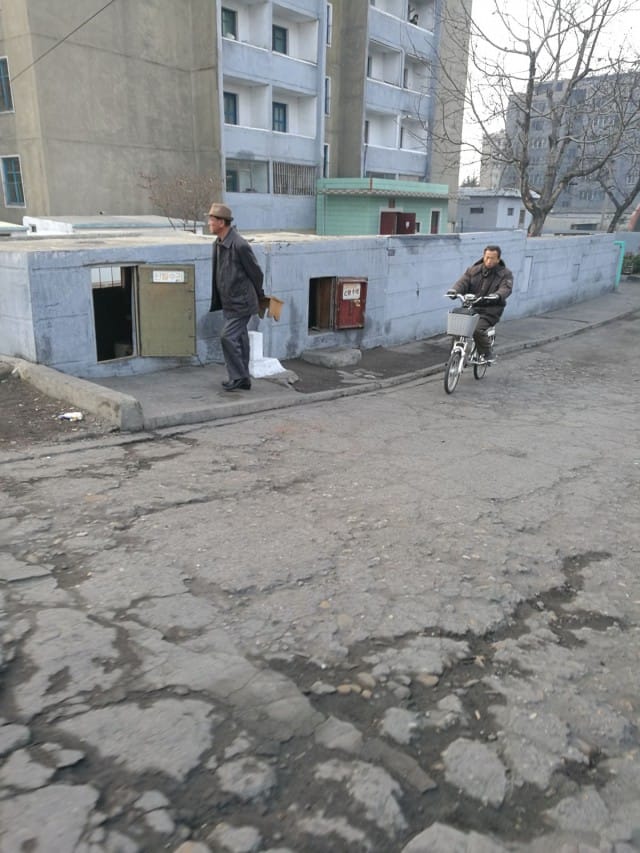 Teiden kunto on mitä on. Pyongyang. Pohjois-Korea.