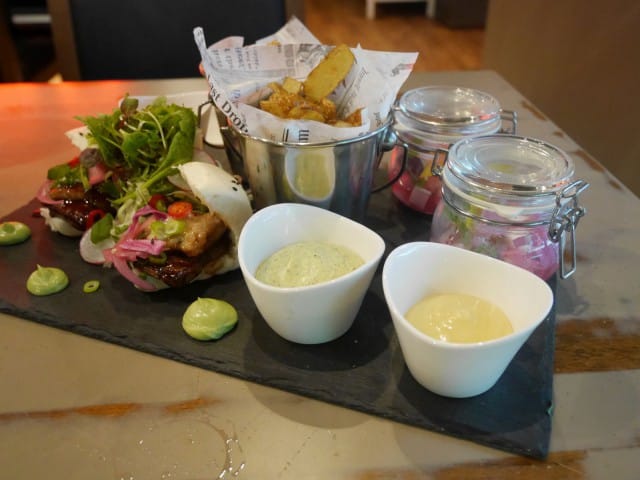 Snacks & Sides ja Steam Bunit laudalla