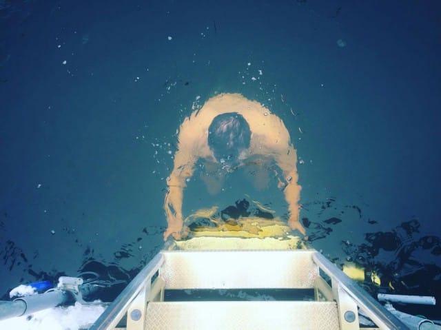 Hetki haastattelun jälkeen Valpio hyppäsi avantoon ja löysi sieltä taas tasapainon.