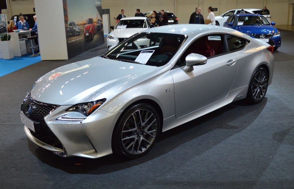 Lexus RC300h Hybrid -urheiluauto.