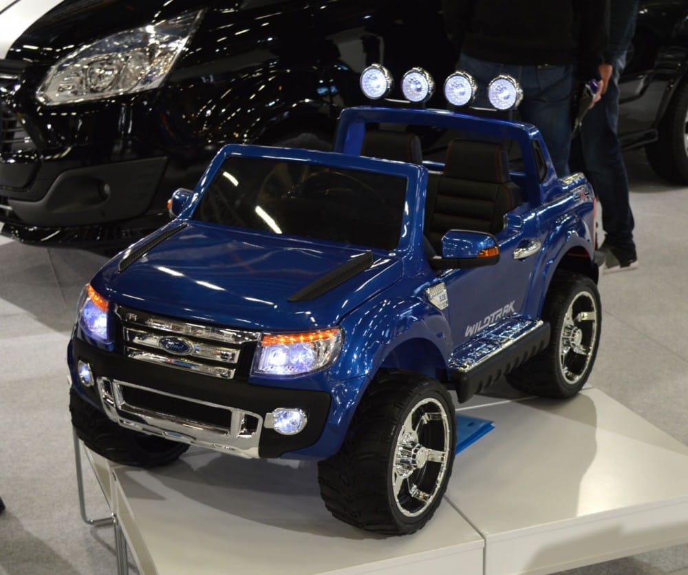 Myös perheen pienimmille löytyi sähköautoja. Hinta vain reilut 300 euroa. Lahjavinkki?