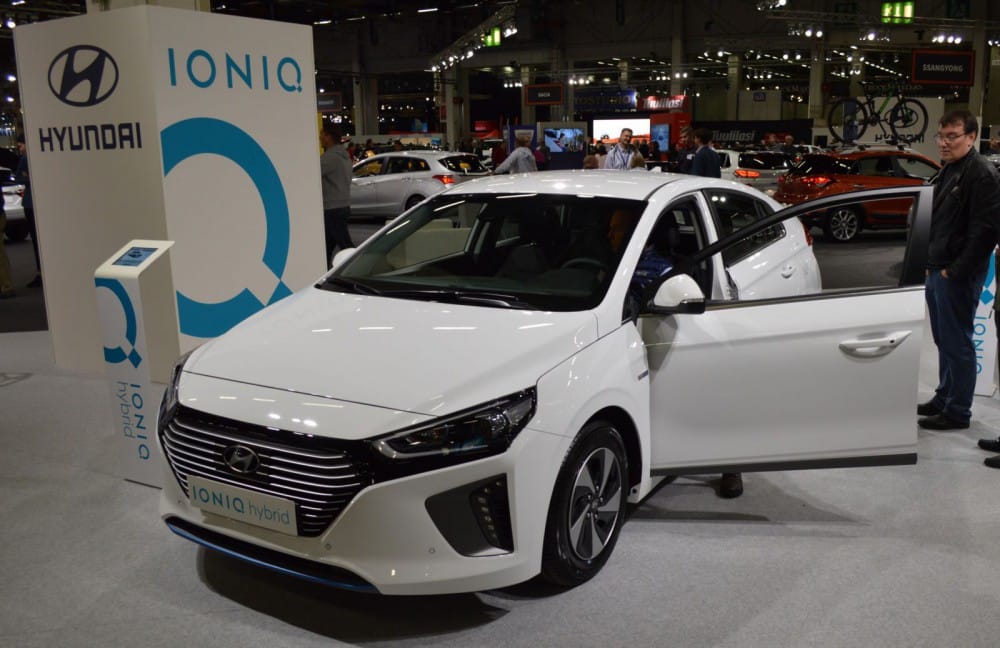 Hyundai Ioniq Hybrid kilpailee Toyota Priuksen asiakkaista.