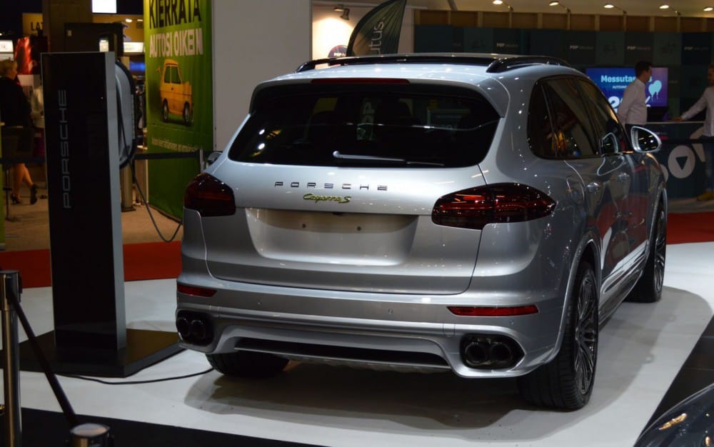 Kolmas ympäristötietoinen vaihtoehto golfkamojen kuskaamiseen: Porsche Cayenne S E-hybrid. On samalla mallisarjan edullisin versio, vaivaiset 101 385,70 euroa.