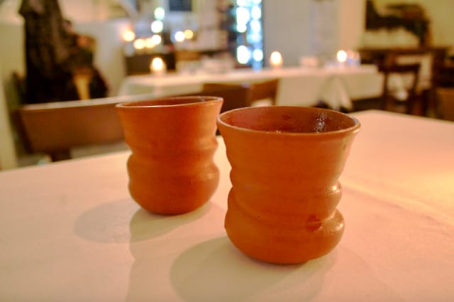 Luuliemikaakao tarjoillaan suloisista keraamisista kupeista.