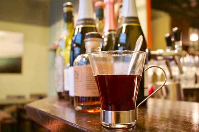 Murussa nautitaan herkullista, perinteistä punaviiniglögiä.