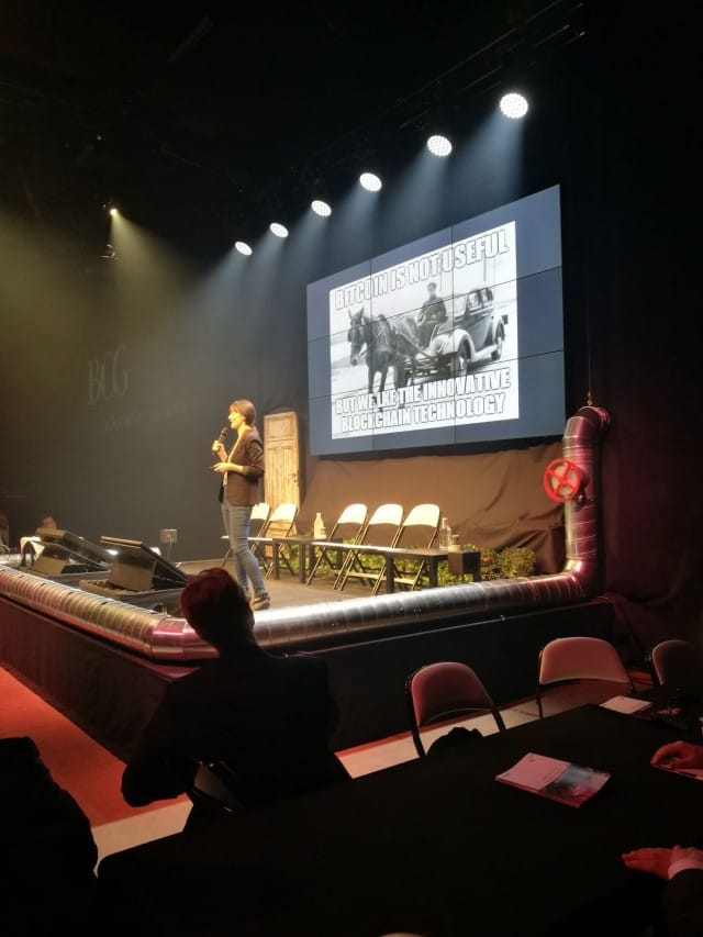 Elizabeth Stark puhuu lohkoketjuteknologiasta ja kryprorahasta