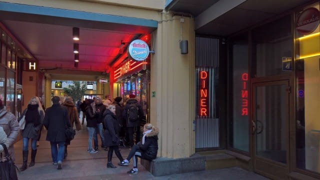 Avajaispäivänä dinerin ovella odotti väkeä.