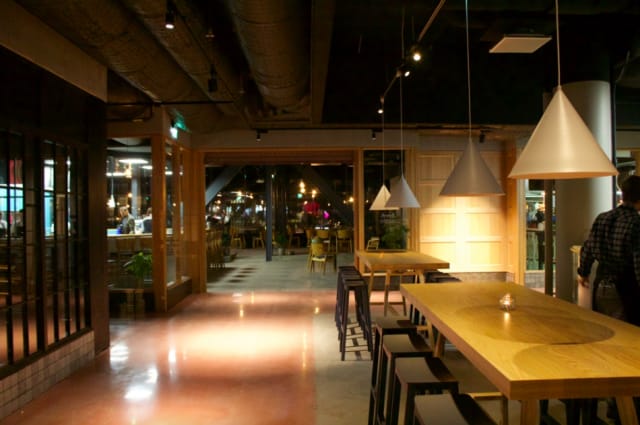 Ravintolat ovat yhdessä, mutta erillään. Perällä Jord.