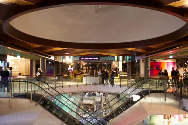 Viidennen kerroksen suurin avoin tila on La Torrefazione -kahvilaa. Vasemmalla kampaamo, kauneushoitola ja joogastudio, oikealla ravintolat.