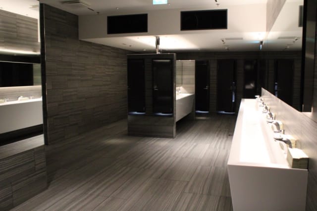 Viidennen kerroksen wc-tilat ovat suuret ja modernit.