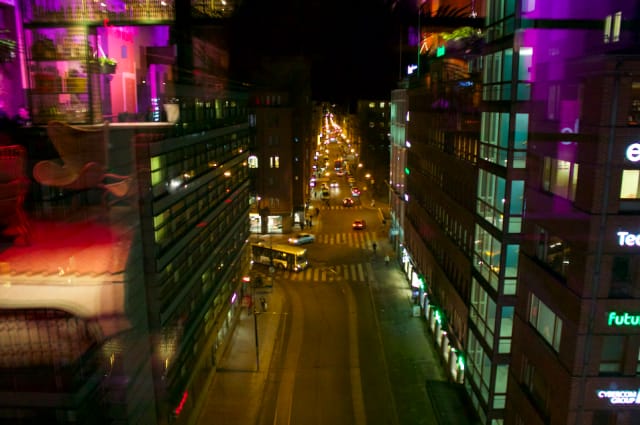 Bar Cónin lasitetulta parvekkeelta aukeavat kaupunkinäkymät. Psst! vieressä on myös terassi, johon paistaa kesällä lähes koko päivän!