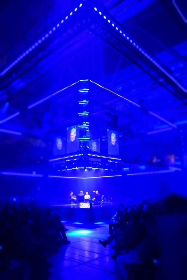 Demos Helsingin Roope Mokka puhui Slushin lavalla perustulosta.