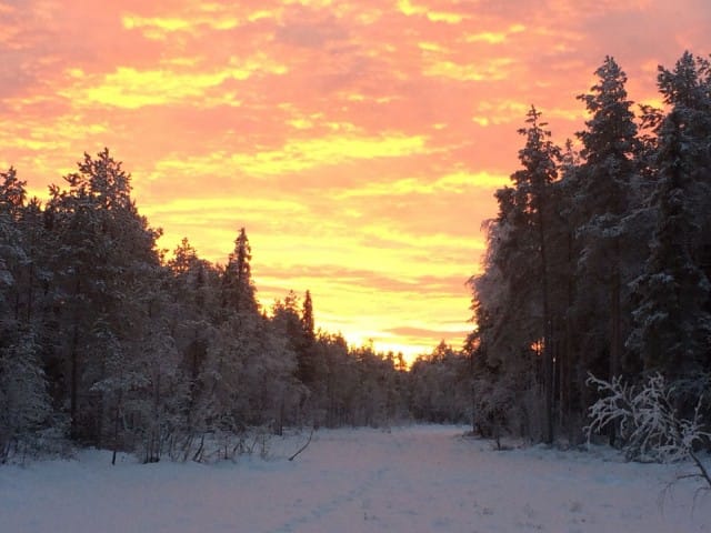 Ihminen etsii, hapuilee ja pelkää, löytääkseen jotakin joka hänellä on aina ollut.
