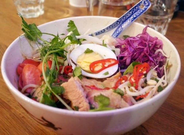 Ramen-nuudelikulho possulla