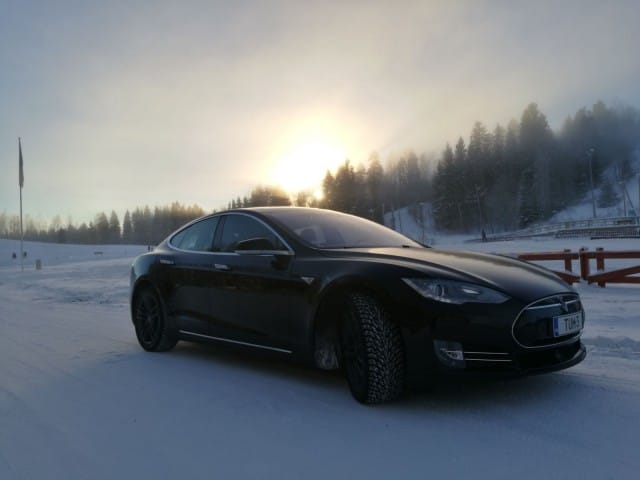 Tesla on kuin elokuvien batmobiili, mutta todellinen. Kauko-ohjaus, robottiohjaus ja törmäyksistä varoittavat toiminnot lisäävät turvallisuutta ja ajomukavuutta huomattavasti.