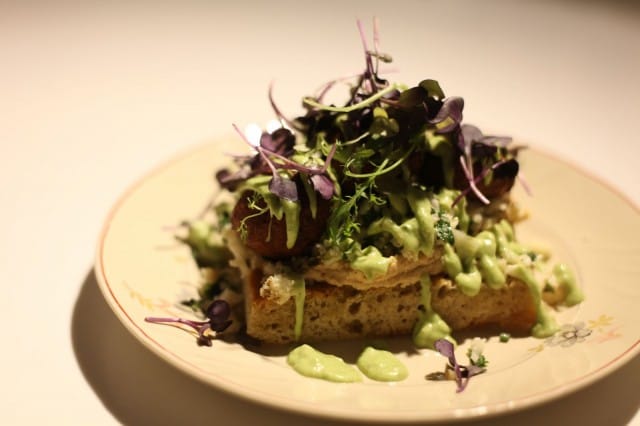 Tiirikkalan falafel-leipä ei jätä kylmäksi. Soijapohjainen majoneesi on ihanan raikasta.