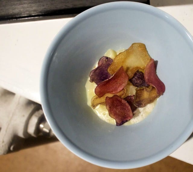 Perunarisottoa, ruskistetussa voissa paistettua madetta, kalakerma ja perunasipsejä