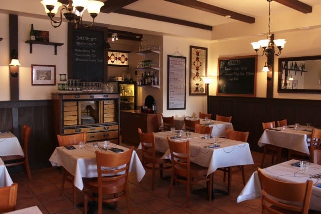 Wistub Alsace on sisustettu ranskalaisen viinituvan tyyliin.