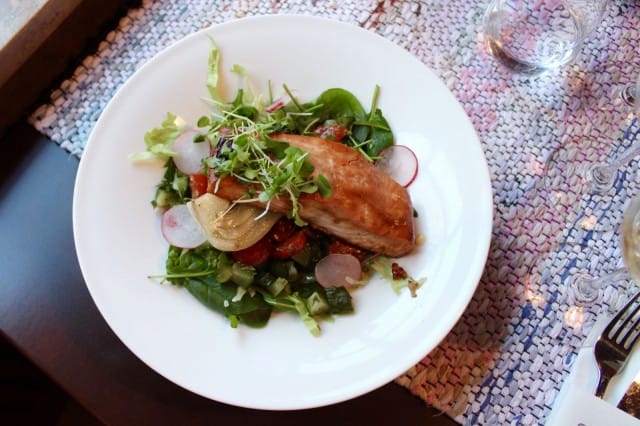 Ravintola Mylläreistä saa nyt kympillä haudutettua fenkolia ja teriyaki-glaseerattua lohta salaattipedillä.