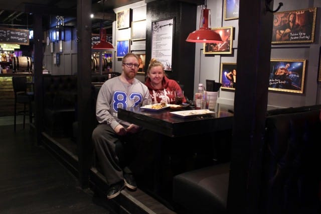 Kalle Haapala ja Nina Läärä viihtyvät rock-ravintola Jack the Roosterissa hyvin, vaikka eivät profiloidu itse täysiverisiksi rokkareiksi. "Kuuntelen raskaampaakin rockia mutta vastapainoksi myös Robinia", Läärä nauraa.