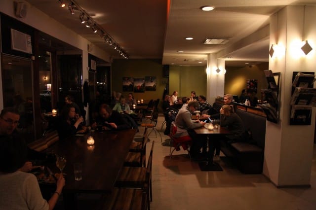 Kortteliravintola Kertussa herkutellaan pekonihampurilaisella ja vuohenjuustosalaatilla.