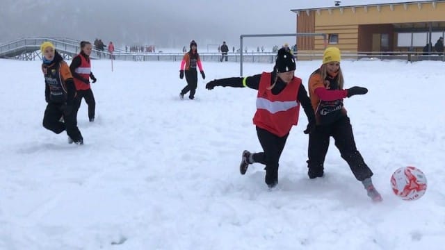 Hetki ennen kuin pallo viuhahti täpärästi kameran ohi.