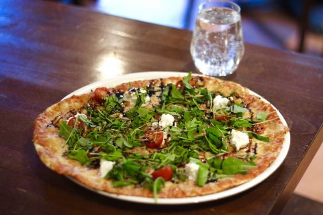 Kirsikkatomaateilla, bufalamozzarellalla, rucolalla, balsamicosiirapilla, mustapippurilla ja mozzarellajuustolla täytetty Pizza Chiara on yksi Ristorante Dennisin SYÖ!-annoksista.