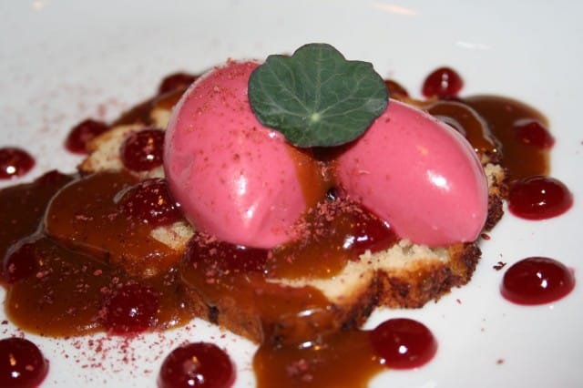 Kylmää ja kuumaa, makeaa ja rapeaa. Täydellinen jälkiruoka!