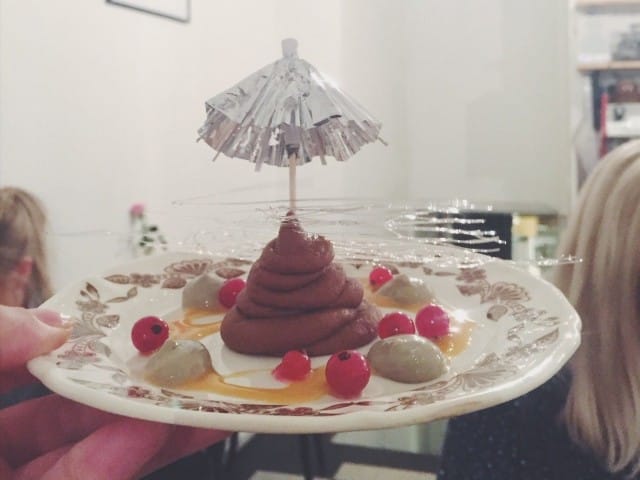 Ravintola täyttyy naurunhyrinästä, kun tämännäköinen jälkiruoka tarjoillaan pöytiin.