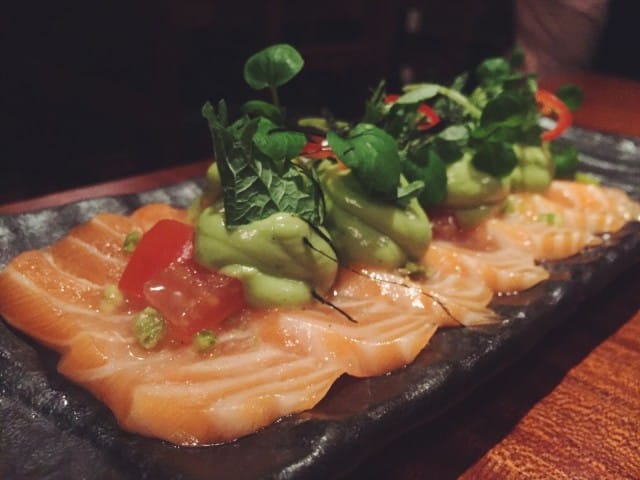 Cevichetyyliin sitruunamehulla ja valkoviinillä marinoitu sashimilohi-avokado-annos on Umeshun listalla aina, sillä se on asiakkaiden suosikki.