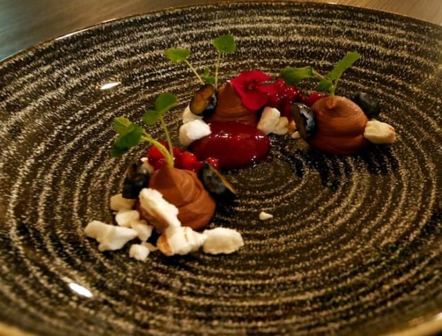 Kolmos3n sekamelskassa oli tummaa suklaata ja vahvoja makuja