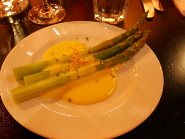 Vihreää parsaa, sauce Maltaise