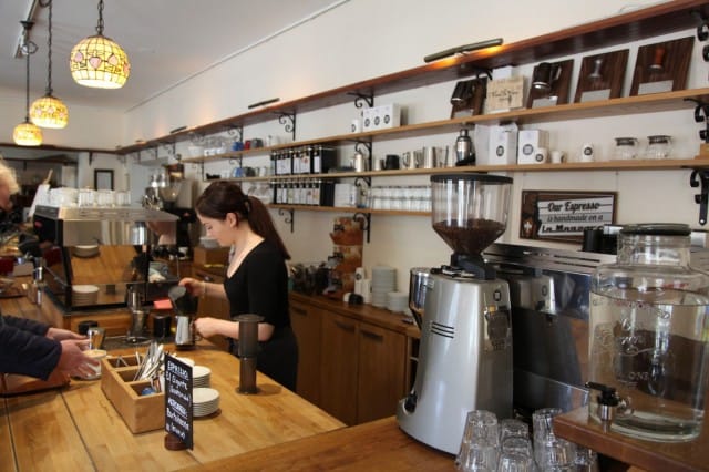 Cafe Artissa kahvit syntyvät käsityönä. Pavut jauhetaan paikan päällä.