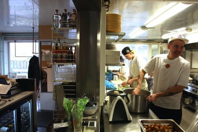 Kaskiksessa rento tunnelma alkaa keittiöstä ja välittyy aina asiakkaille asti.