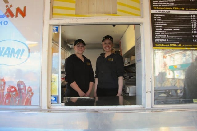 Martinsillan grillin työntekijät Siiri Koskinen ja Jenja Salonen ottavat asiakkaat vastaan hymyillen.