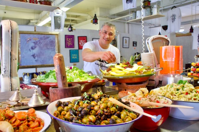 Mo asettelee nimikkoravintolansa lounasta tarjolle.