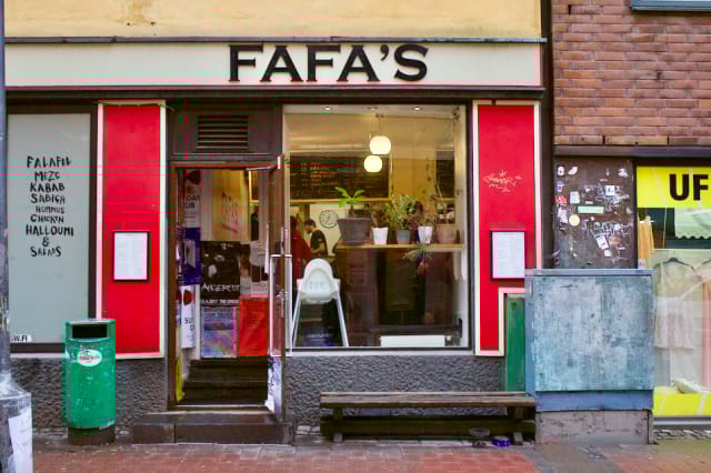 Fafa's on täynnä yötä päivää.