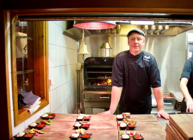 Treffin keittiömestari Topi Keskisarja tekee luukun takana burgerin jos toisenkin.