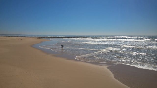 Ulkomailla menen mielelläni meren rannalle kävelemään, sillä tähän aikaan vuodesta vielä siellä on tilaa ja rauhaa.
