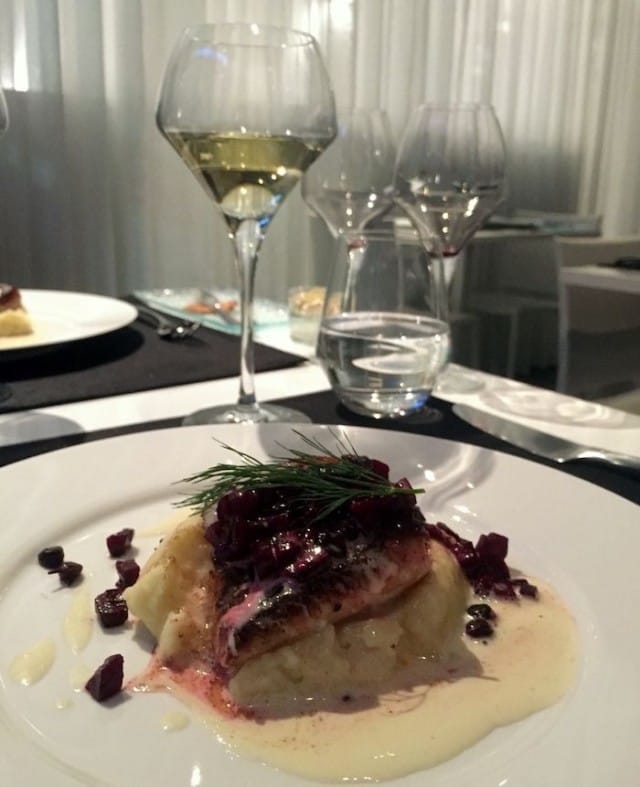 Myös kalaa tarjoiltiin reilunkokoinen annos