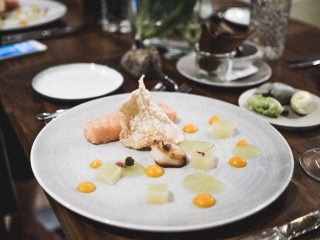 Pitkään kypsytettyä lohta ja kampasimpukkaa