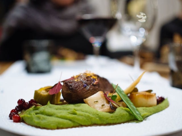 Hanhen rintafileetä ja sokerihernepyreetä