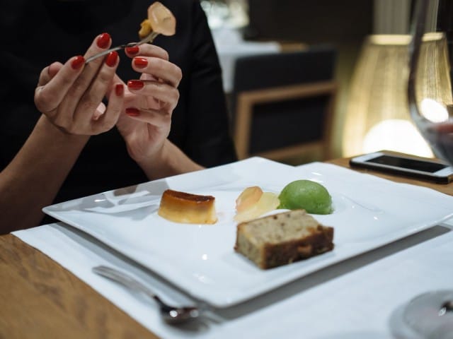 Liekitettyä kermaa, hamppukakkua ja kurkkusorbettia